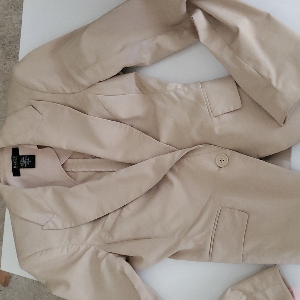 Womens suit/ jacket and skirt sz 6 lt beige